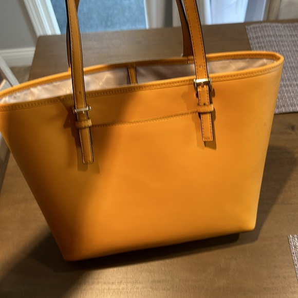 Micheal Kors Tote w/ clutch wallet - Picture 3 of 11